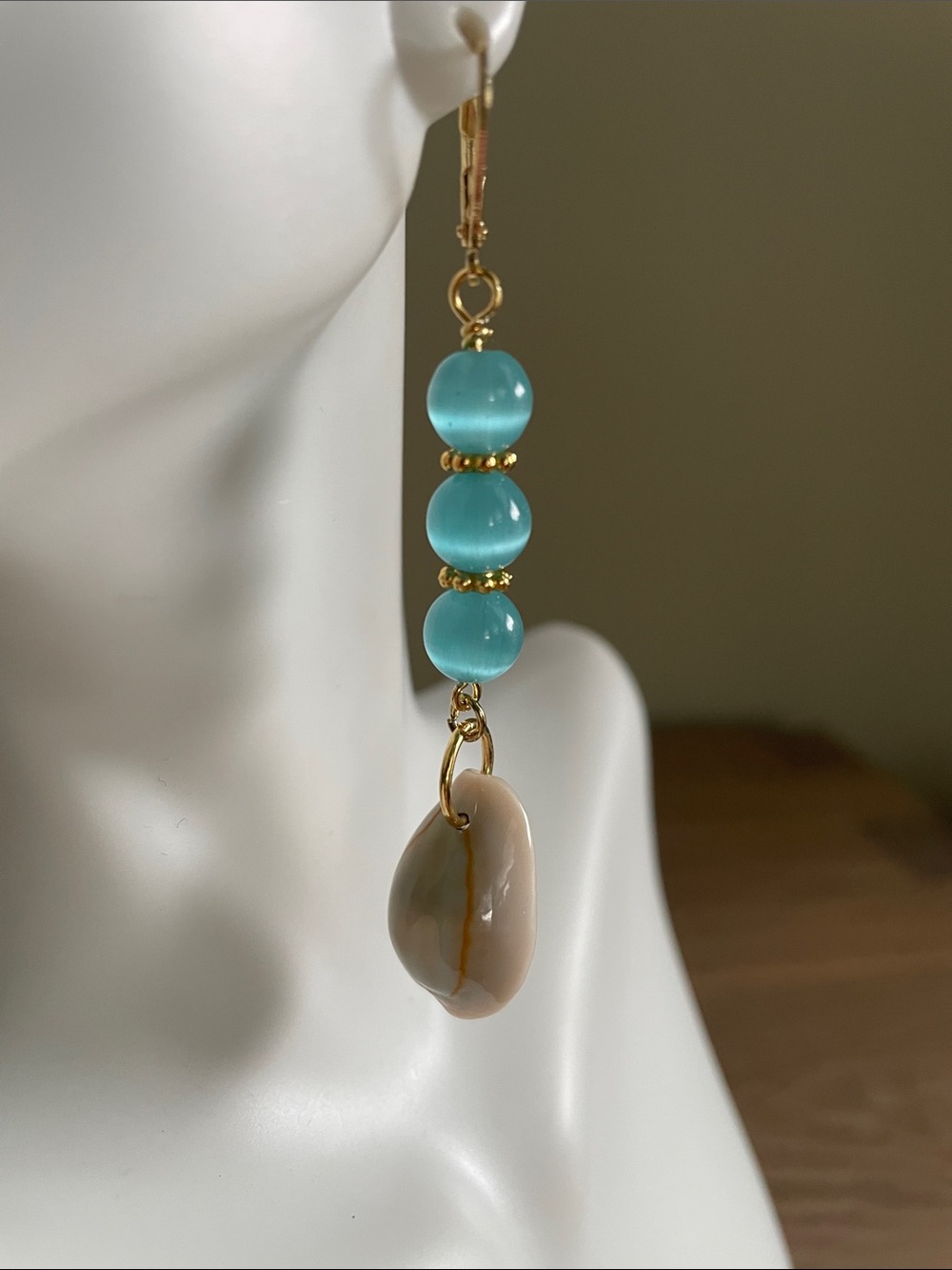 HAND CRAFTED BLUE CAT’S EYE COWRIE SHELL DANGLE EARRINGS Gold Beach Mermaidcore - Picture 3 of 9